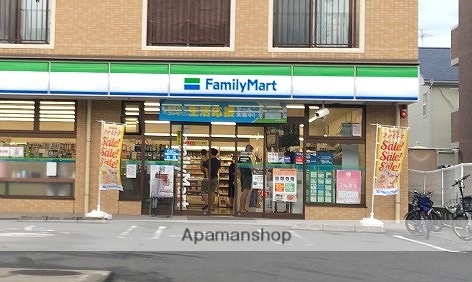 コンビニ　ファミリーマート（コンビニ）まで798m