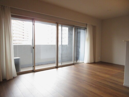 居室・リビング　リビングダイニング　※内装前、カーテン撤去予定