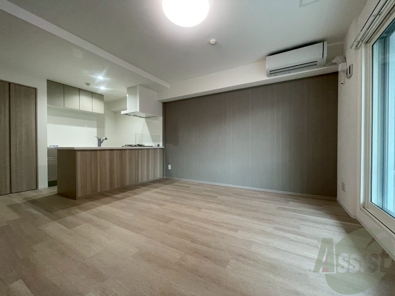 居室・リビング　リビングです。窓が大きくて明るいですね！