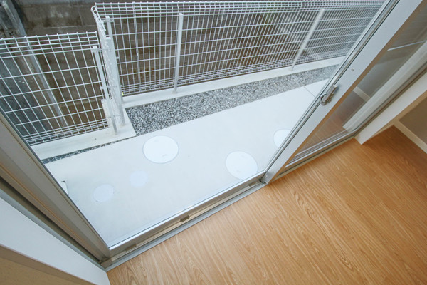 バルコニー　同じ敷地内の別の部屋