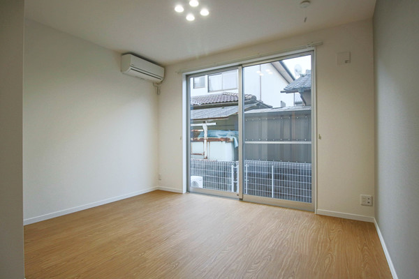 居室・リビング　同じ敷地内の別の部屋