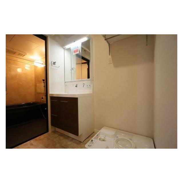 洗面設備　【洗面所】独立洗面台はシャワーノズルが付いているので、簡単な