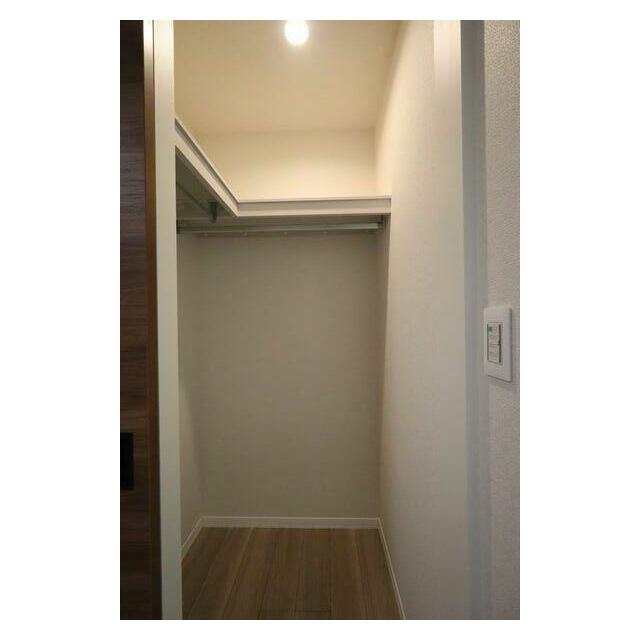 収納　【収納】ウォークインクローゼットの内部です。棚とハンガーパイ