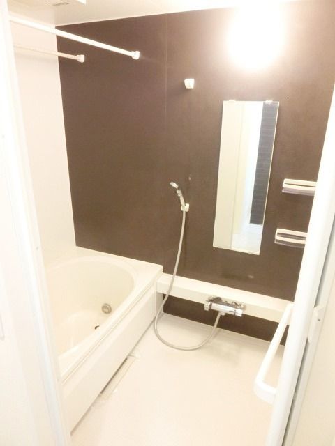 バス・シャワールーム　キレイなバスルーム。浴室乾燥付きです。