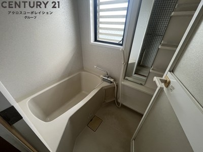 バス・シャワールーム　窓があり、換気できます。