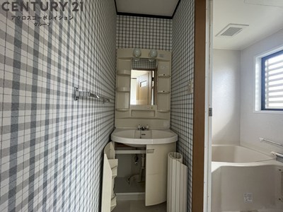 洗面設備　収納スペース豊富な洗面所です。