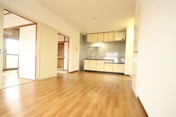 居室・リビング　※他号室の写真です。