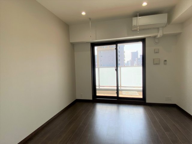 居室・リビング　２階 ５階（白系）/６階 10階（茶系）※602号室の写真で