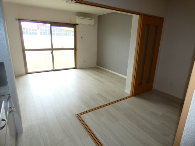 居室・リビング　同型タイプのお部屋（３０２号室）の写真となっております。