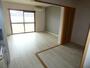 居室・リビング　同型タイプのお部屋（302号室）の写真となっております。