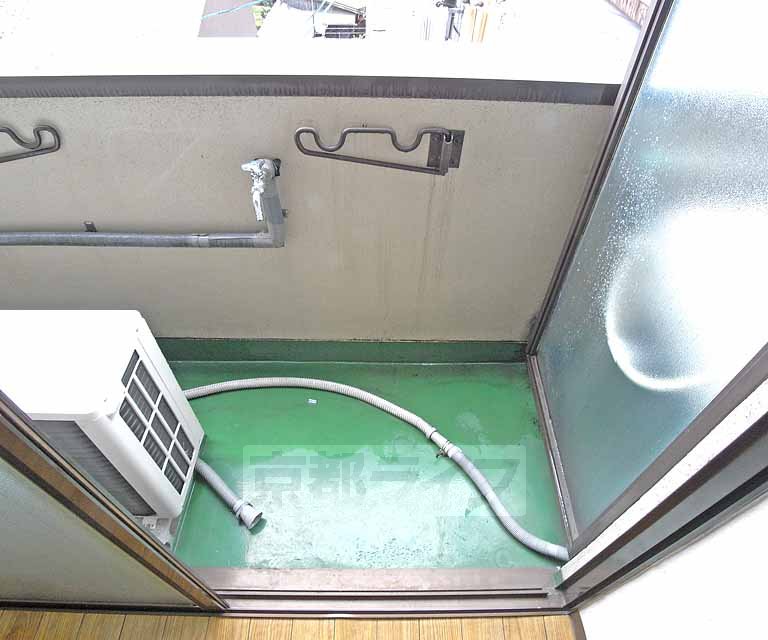 その他部屋・スペース　ベランダに洗濯機が置けます。