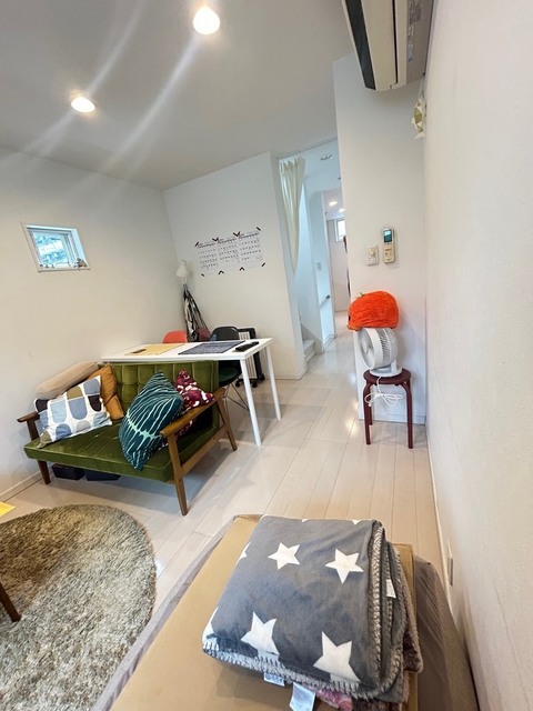 居室・リビング　＊入居中の写真のため家具・家電・備品等は撤去いたします。