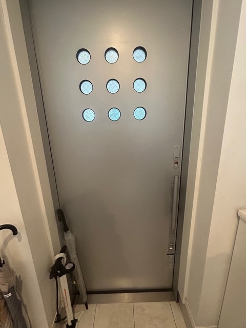 玄関　＊入居中の写真のため家具・家電・備品等は撤去いたします。