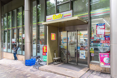 コンビニ　デイリーヤマザキ六本木３丁目店（コンビニ）まで61m