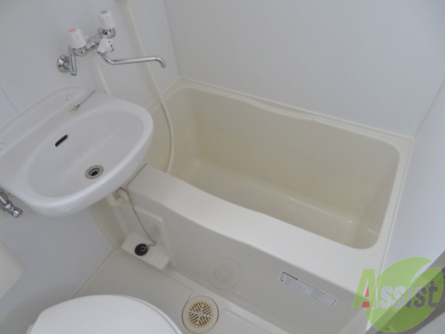 バス・シャワールーム　浴室は、ユニットバスタイプお風呂になります。