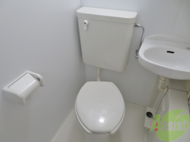 トイレ　トイレは、浴室についているので安心ですね。