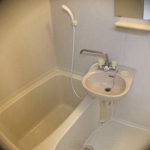 バス・シャワールーム　シンプルで機能的な浴室♪