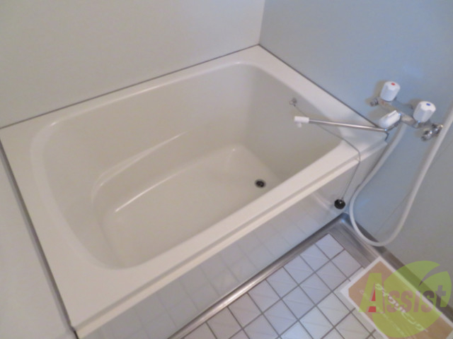 バス・シャワールーム　バスルームはこちらです。広々としてゆったり休めます。