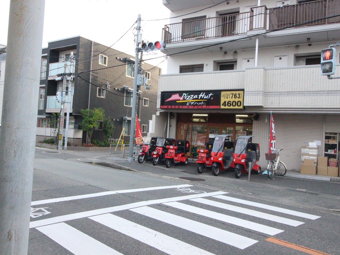 飲食店　ピザハット（飲食店）まで33m
