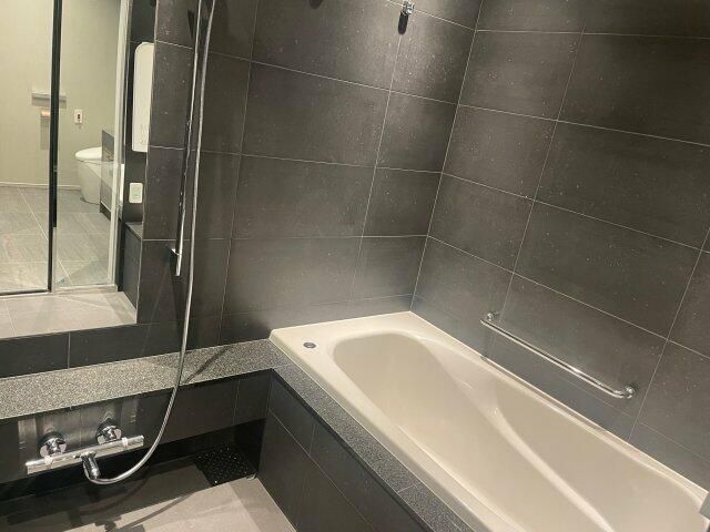 バス・シャワールーム　落ち着いた空間のお風呂です