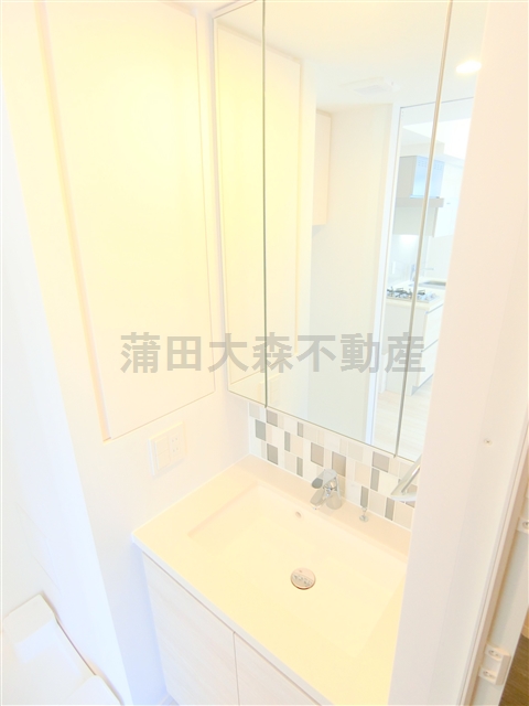 洗面設備　3面鏡の独立洗面台　洗面脱衣所