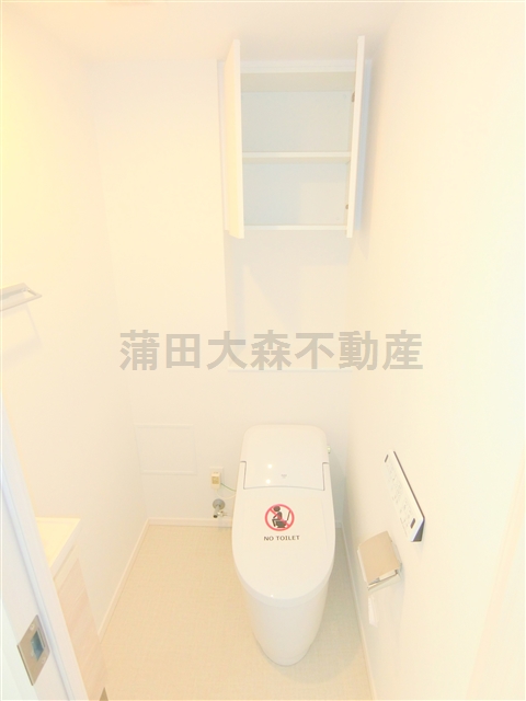 トイレ　棚収納と温水洗浄便座付きのトイレ