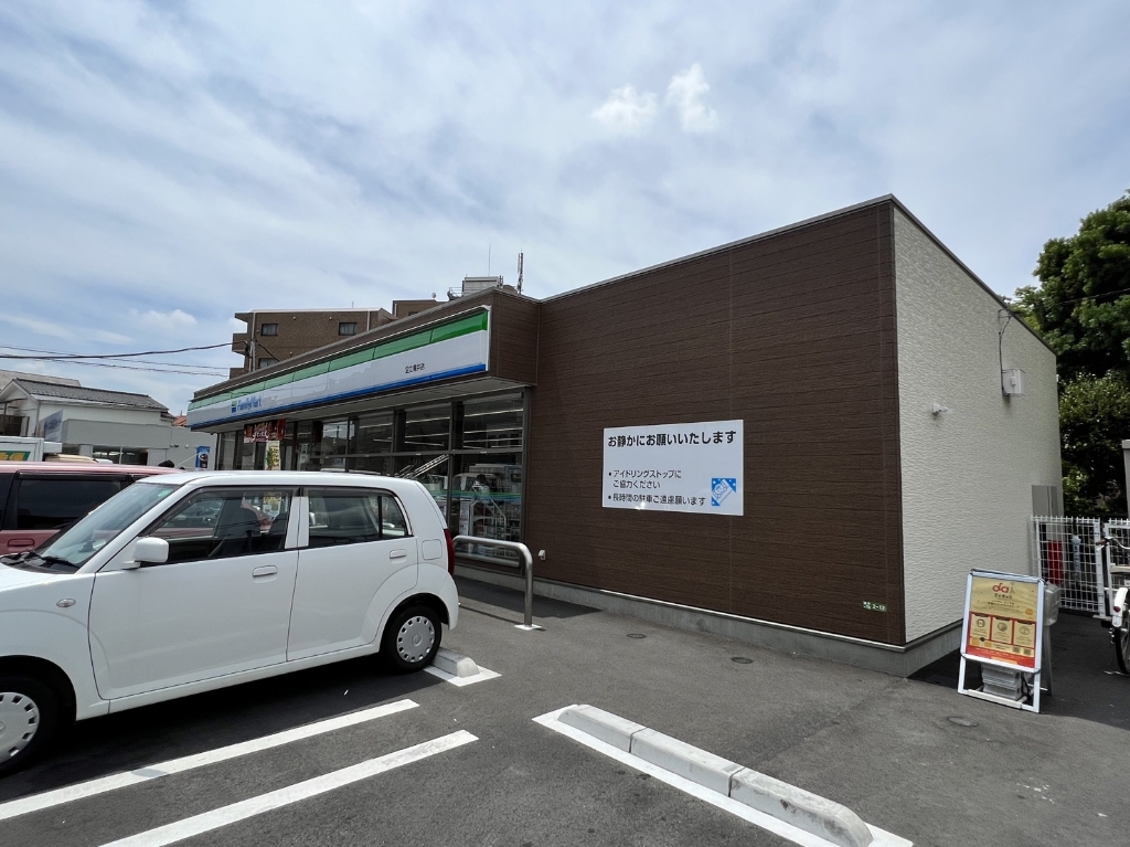 コンビニ　ファミリーマート 足立青井店（コンビニ）まで588m