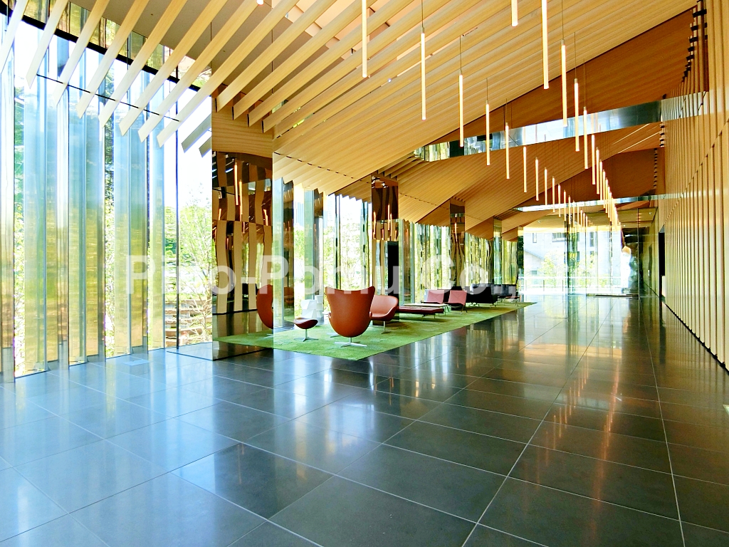 ドラックストア　トモズ東京ミッドタウン店（ドラッグストア）まで618m