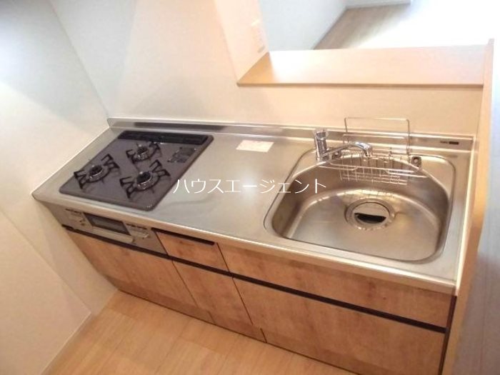 キッチン　人気のカウンターキッチン。3口ガスコンロ、グリル付きです。