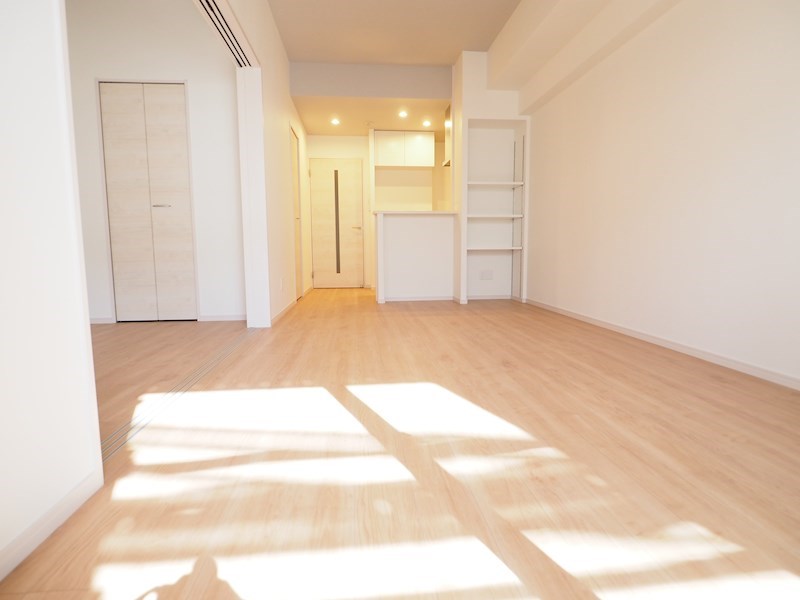 居室・リビング　大変日当たりの良いお部屋。キッチン前の収納が充実。