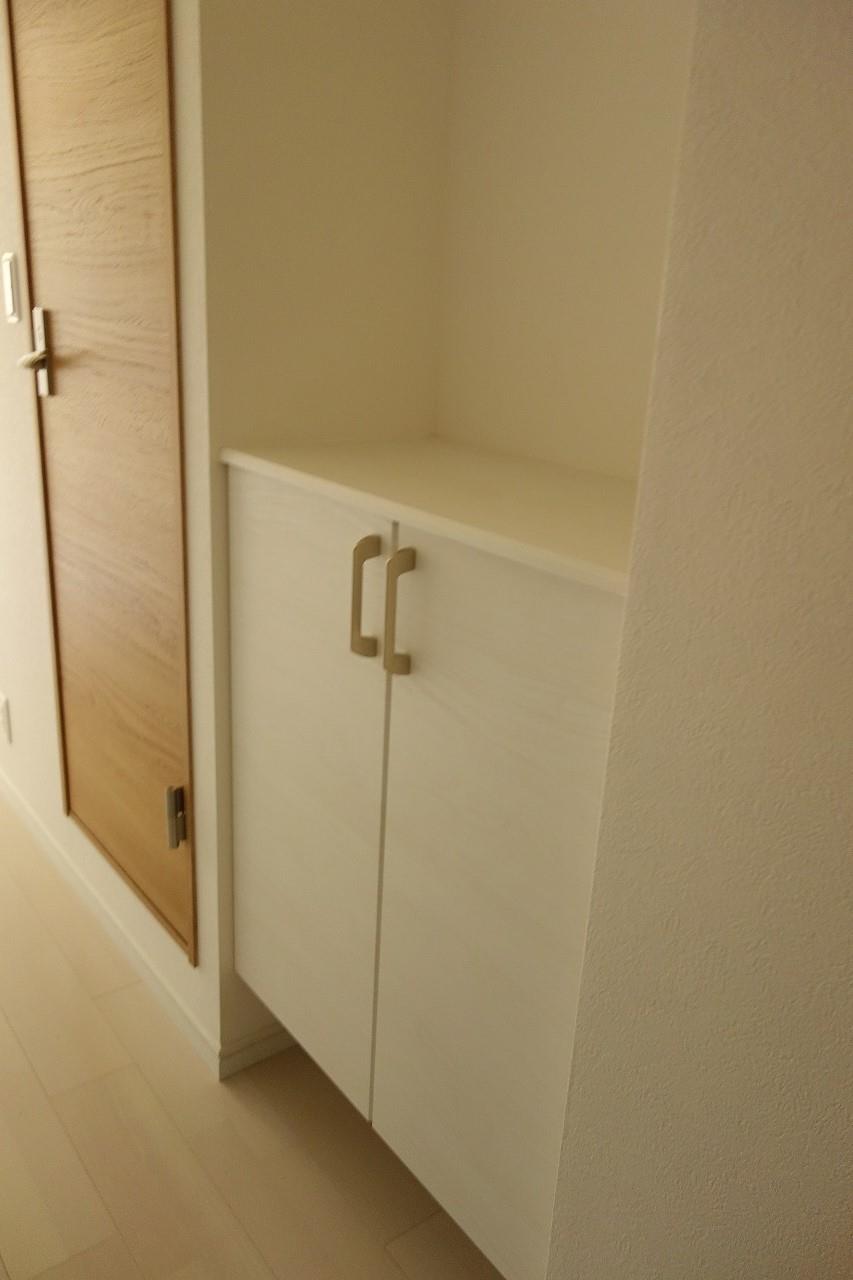 玄関　小物飾りも楽しめるシューズボックス付きです♪