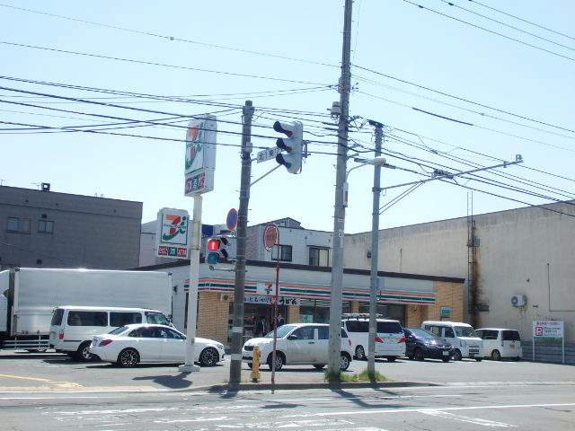 コンビニ　セブンイレブン（コンビニ）まで814m