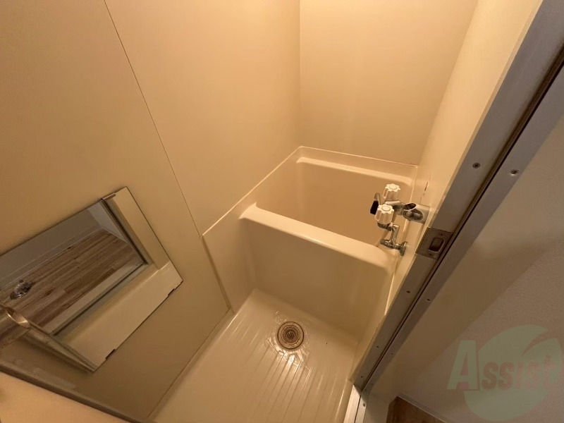 バス・シャワールーム　バスルームは狭すぎず、シャワーも浴びやすそうです。