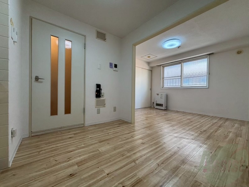 居室・リビング　フローリングと壁のカラーが明るい雰囲気ですね！