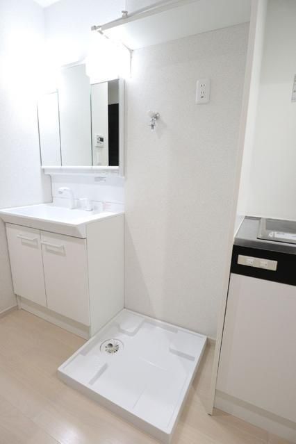 洗面設備　■多面鏡独立洗面台■キャビネット収納付き■室内洗濯機置き場