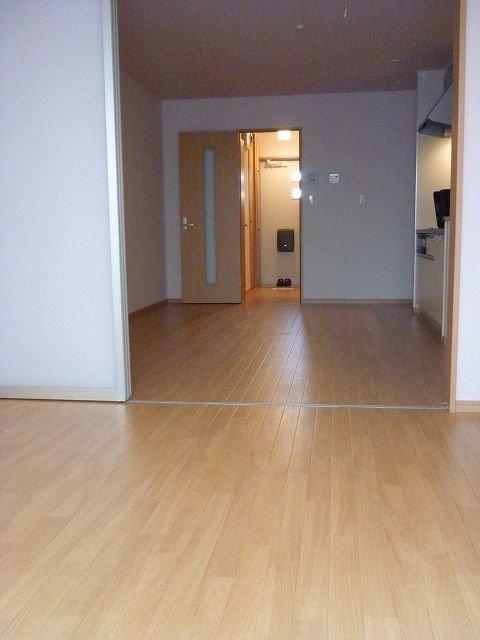 居室・リビング　「落ち着いた色合いの床材を使用した居住空間」