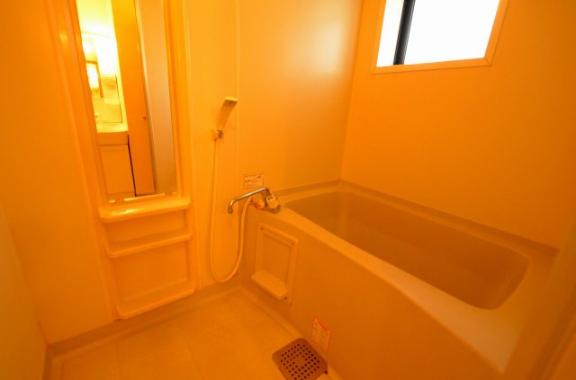 バス・シャワールーム　窓のある浴室です♪