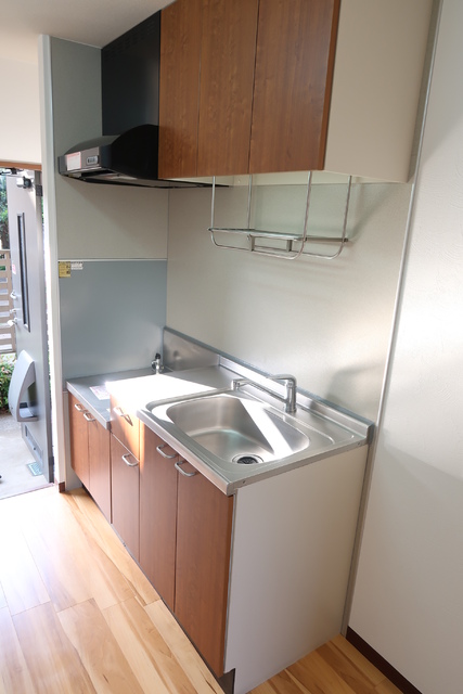 キッチン　吊戸棚もあり収納力アップ