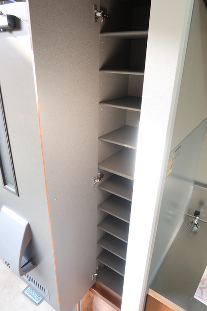 玄関　たっぷり余裕のあるシューズボックス