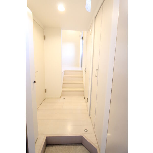 玄関　※同タイプの写真です。