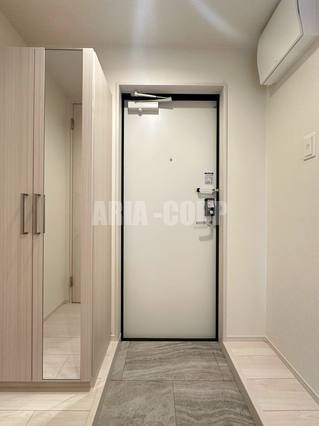 玄関　姿見付き大型シューズボックスあり♪