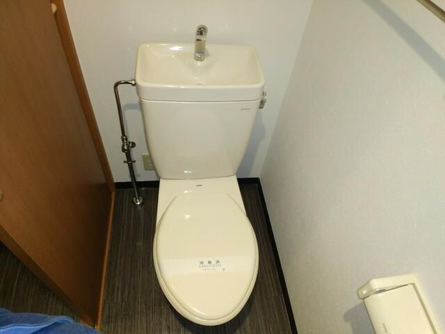 トイレ　落ち着いた色調のトイレです