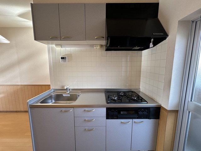 キッチン　器具吊り下げやレシピ貼付など対面型にはない良さがある