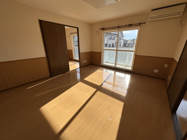 居室・リビング　南に面した広いリビング。掃出し窓で採光も十分。