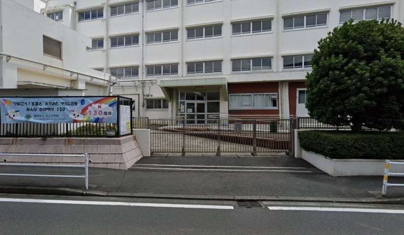 小学校　横浜市立川上小学校（小学校）まで831m