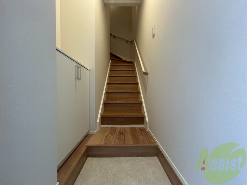 玄関　玄関から撮影しました。明るい印象ですね。