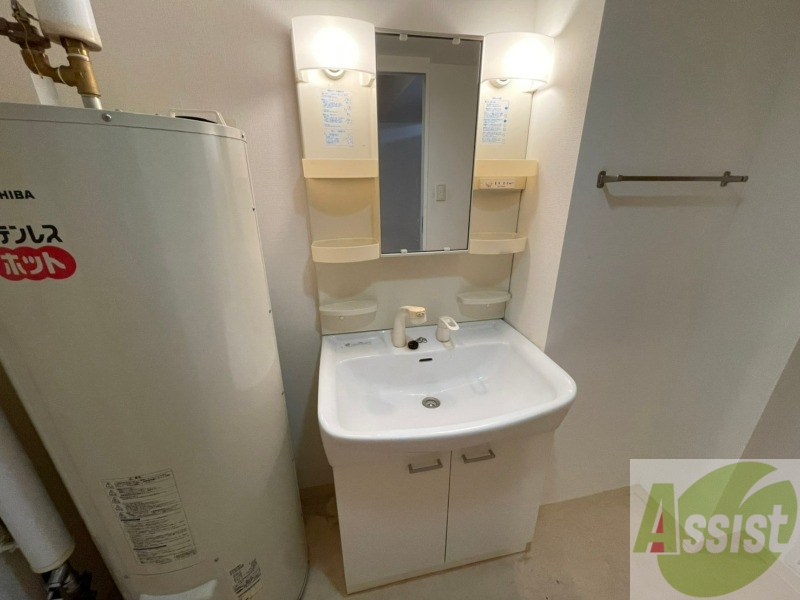 洗面設備　独立洗面台です。大きくてよいですね。シャンプーもできます。