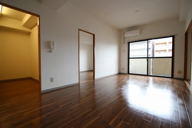 居室・リビング　同物件別号室のものです。