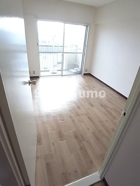 その他部屋・スペース　開放的な寝室です