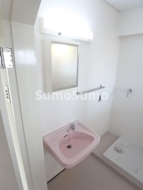 洗面設備　明るい洗面所です